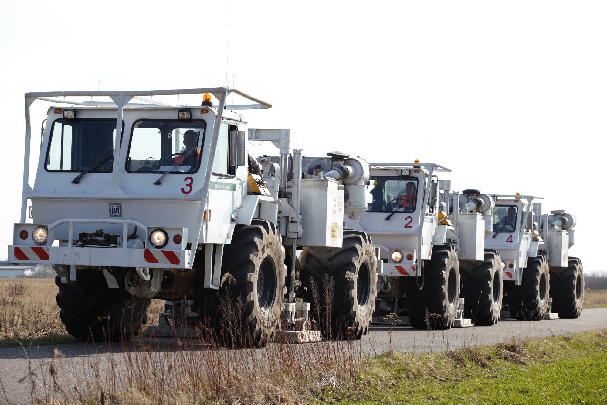 Messfahrzeuge für seismische Untersuchungen. (Foto: Wolfgang Bauer)