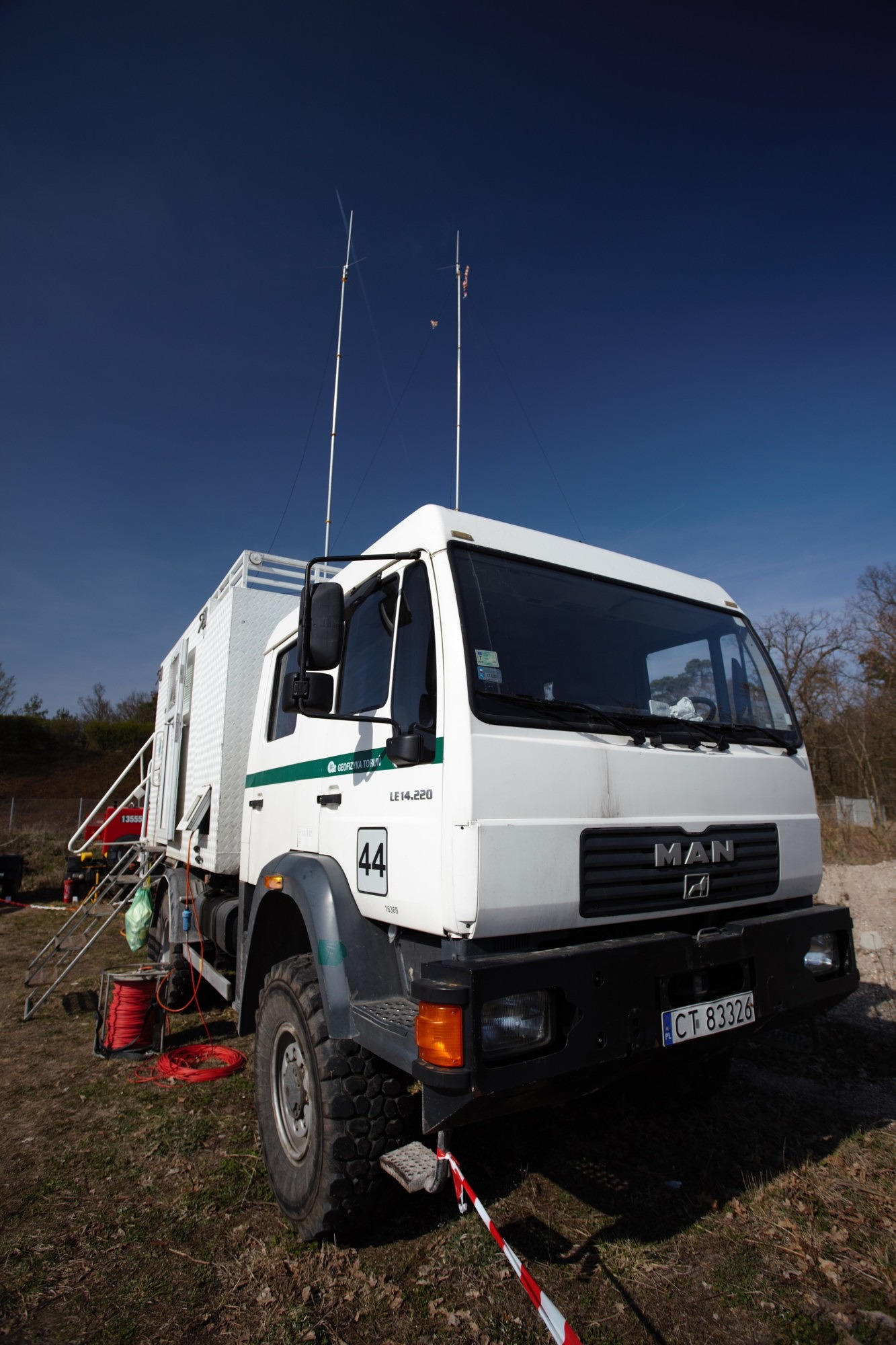 Aufnahmefahrzeug (recording truck) für seismische Messungen (Foto: Wolfgang Bauer)