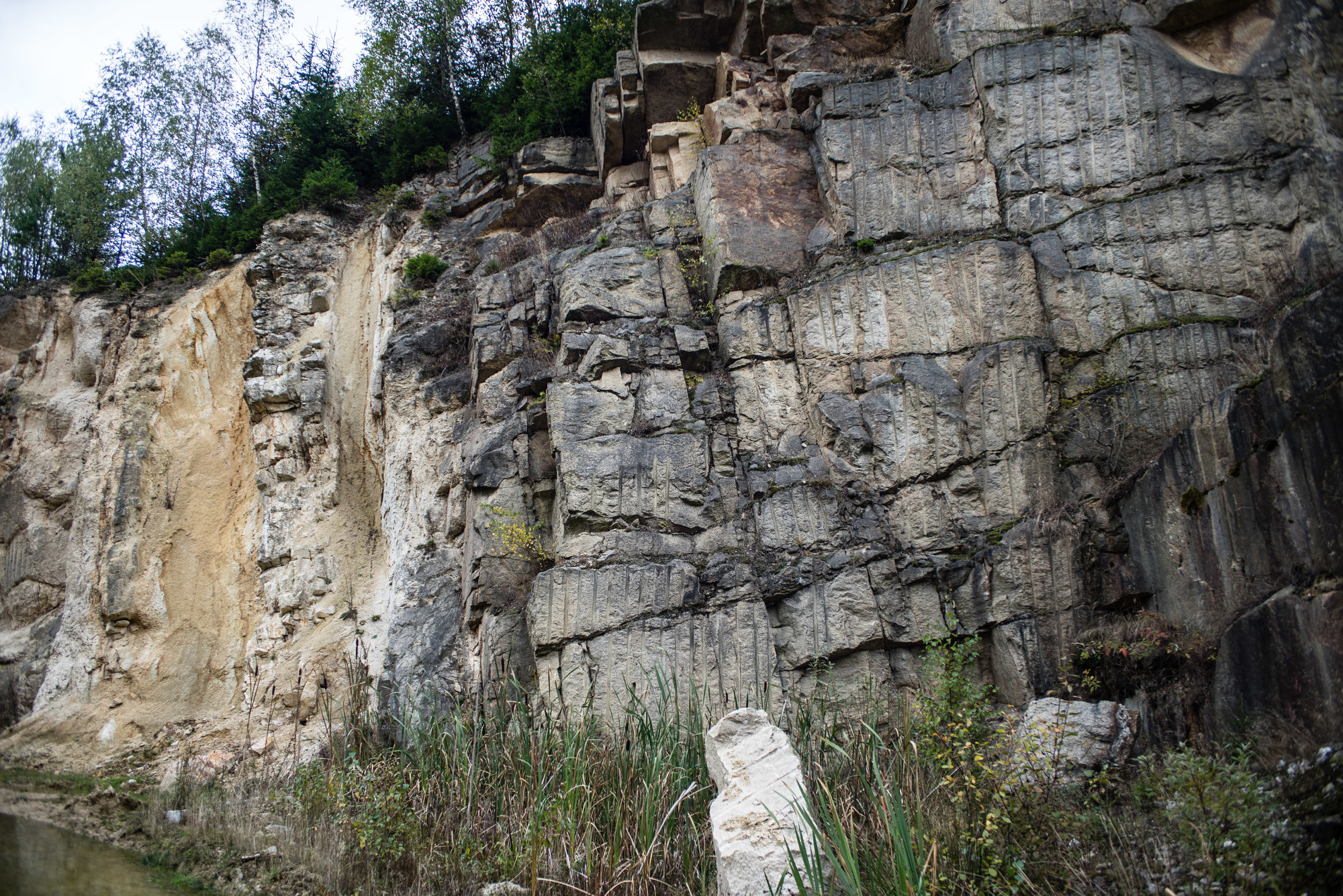 Fichtelgebirge: Störungszone im Granit (Foto: Wolfgang Bauer)