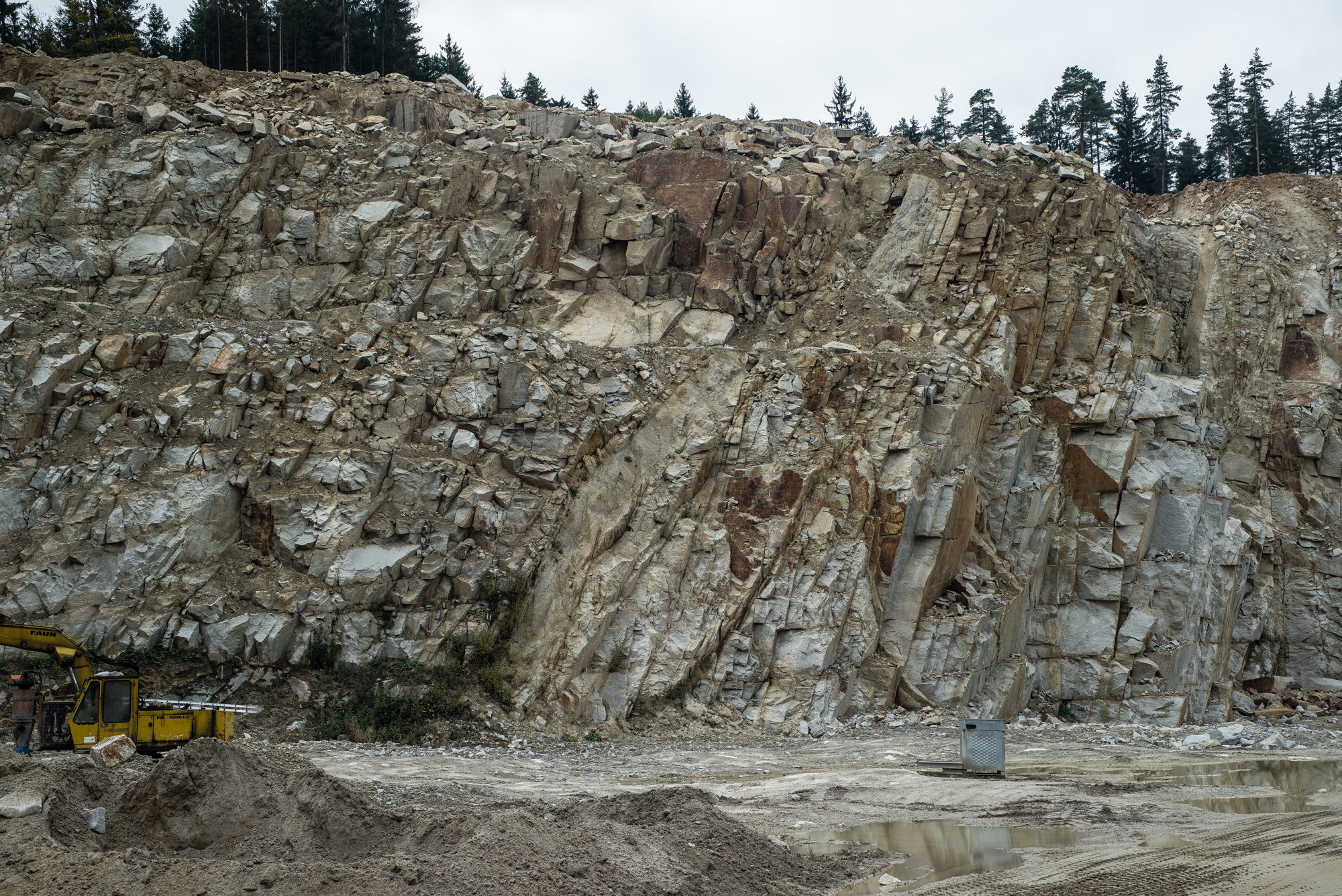 Intensiv geklüfteter Granit, Steinbruch Tröstau. (Foto: Wolfgang Bauer)