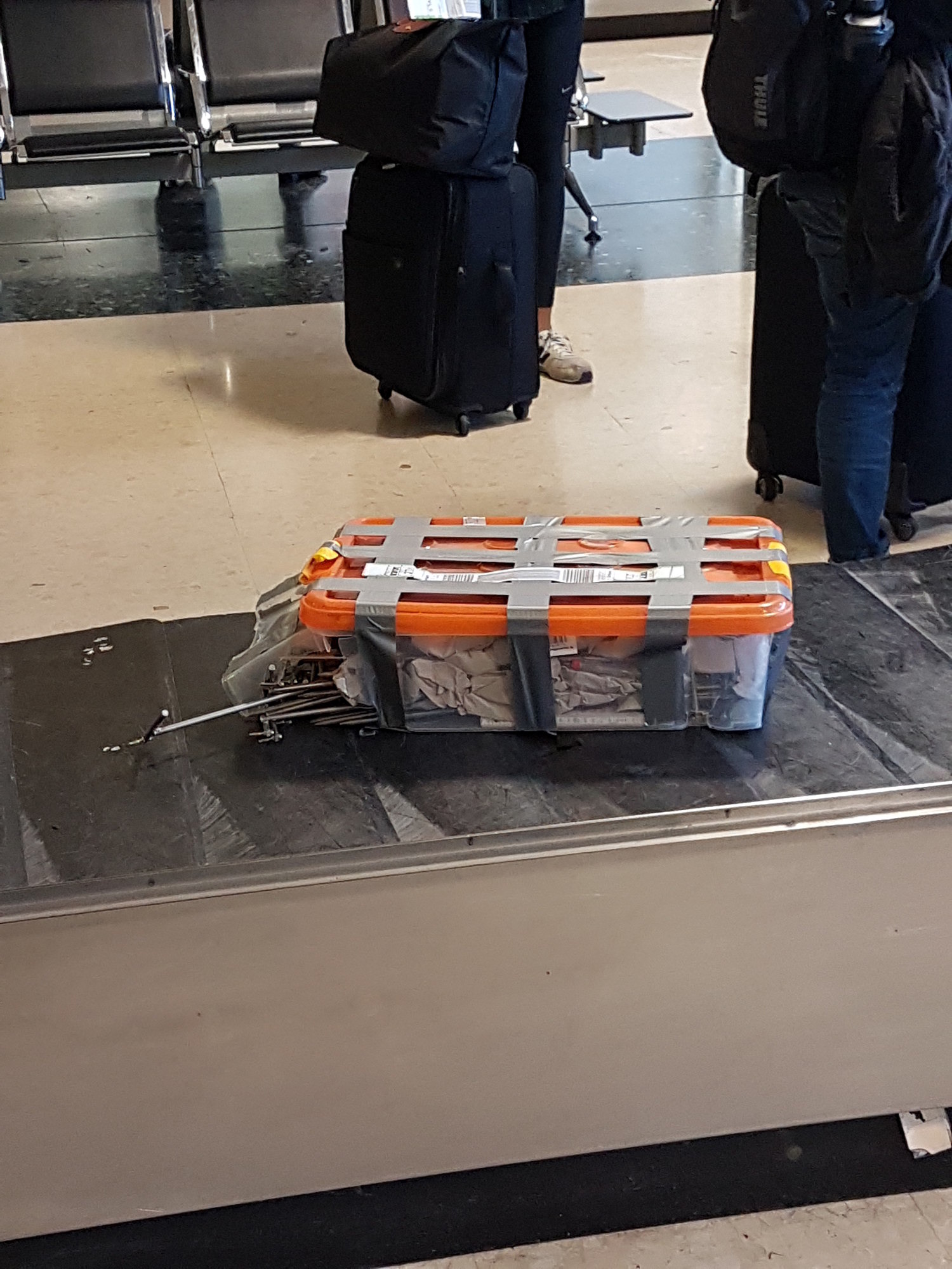 Die Verpackung der Geo-Elektrik Elektroden hat den Flug nicht überlebt. (Foto: D. Bertermann)