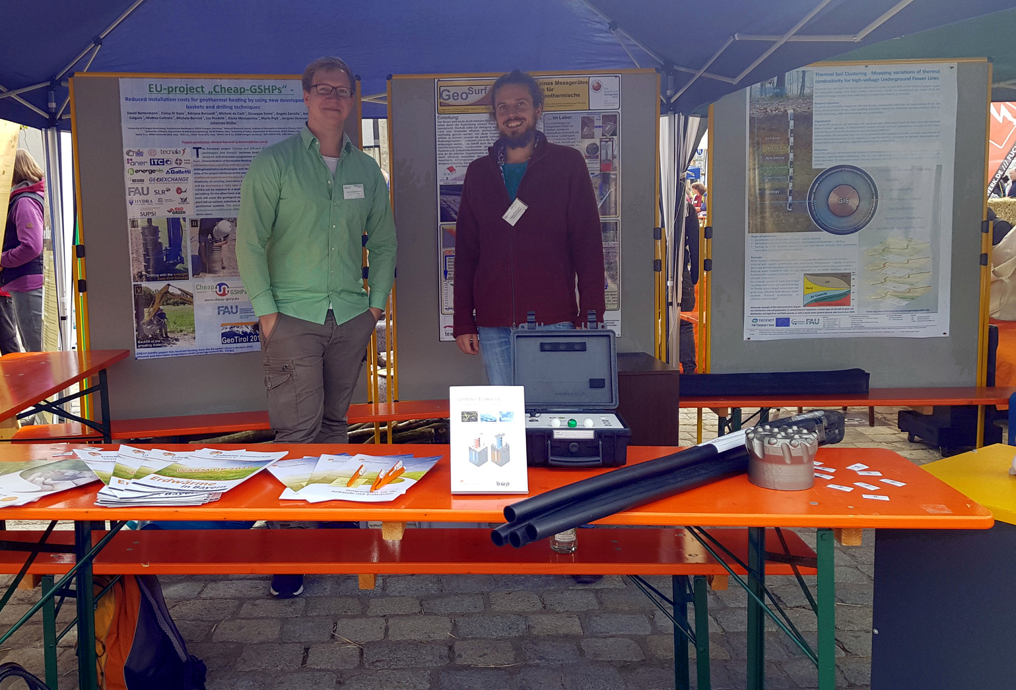 Johannes Müller (links) und Hans Schwarz (rechts) am Informationsstand der AG oberflächennahe Geothermie (Foto: Johannes Müller).