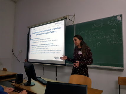 Tea Pozar (Otto-Friedrich-Universität Bamberg) bei der Präsentation der Reglementierungen für geothermische Anlagen in Serbien (Foto: Johannes Müller)