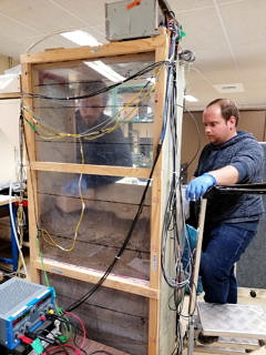 Befüllen der Messkammer mit Bodenmaterial (Foto: Jian Lin)