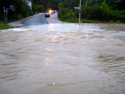 Die Schleifmühlenstraße an der Schwabach in Erlangen nach einem Starkregen Ereignis (Bertermann 2011)